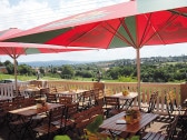 Blick von der Terrasse des Cafés sowie der Ferienwohung