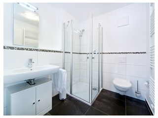 Das 2. Bad mit bodengleicher Dusche und WC.