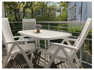 Der möblierte Balkon im 1.OG.