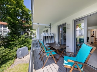 ... mit Strandkorb und Blick ins kleine Grün.