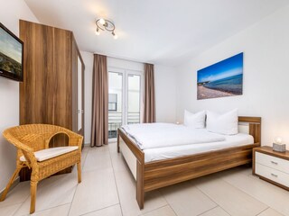 Das Schlafzimmer 2 mit Doppelbett ...