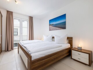 ... TV und Kleiderschrank.