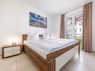 Schlafzimmer 1 mit komfortablem Doppelbett ...