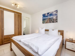 ... und großem Kleiderschrank.