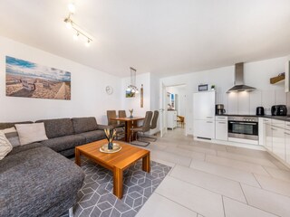 Blick durch das Wohnzimmer zum Flur.