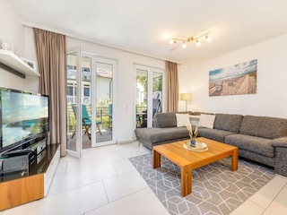 Das Wohnzimmer mit Austritt zur Terrasse.