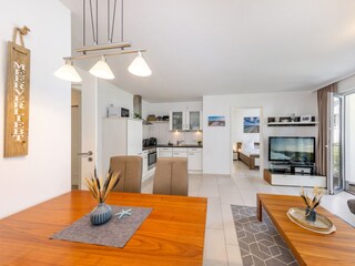 Blick durch das Wohnzimmer zu Schlafzimmer 1.