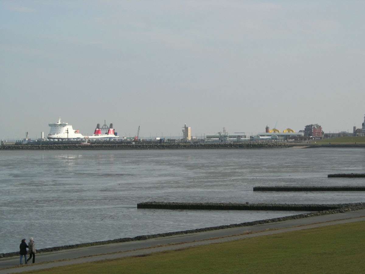 blick auf den faehrhafen und die alte liebe