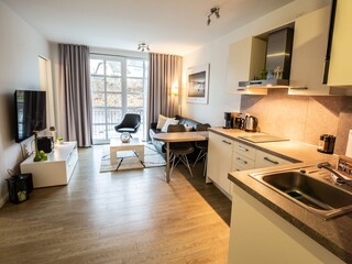 Wohnzimmer mit offener Küche