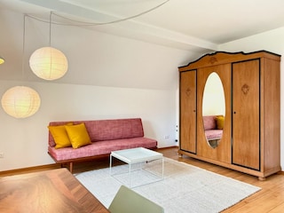 Sofa und Kleiderschrank in Schlafzimmer