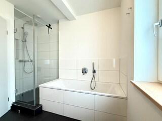Badezimmer 1 mit Badewanne