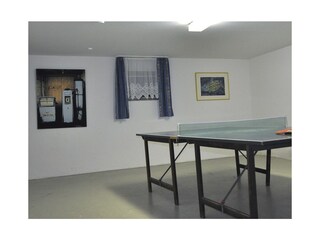 Tischtennisplatte im Gemeinschaftskeller