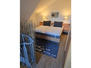 Doppelbett am Treppenaufgang