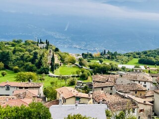 Blick auf Prabione und den historischen Dorfkern