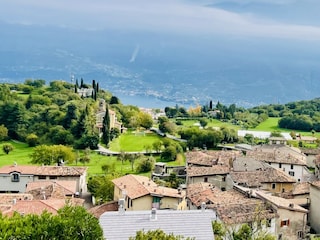 Blick auf Prabione und den historischen Dorfkern