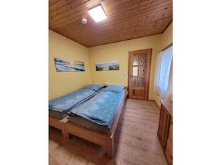 kleines Schlafzimmer unten