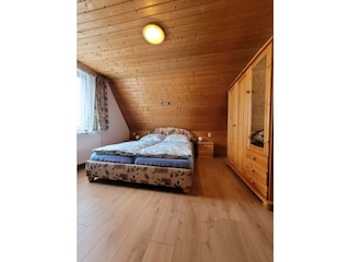 Schlafzimmer mit Doppelbett
