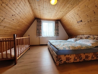 Schlafzimmer mit Badybett