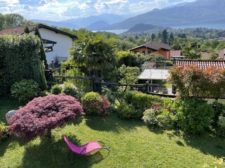 Blick von der Terrasse in den Garten
