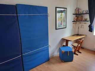 Kinderzimmer: Turnmatten und Schreibtisch