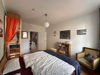 Schlafzimmer mit Blick in das Wohnzimmer