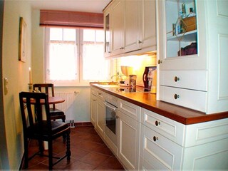 Küche mit kleinem Esstisch