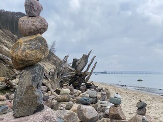 Steinmännchen am Südstrand, im Hintergrund die Seebrück