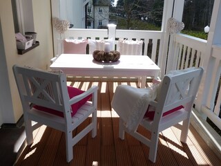Balkon mit Holzmöbeln