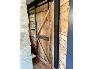 Vorrattür aus 300 Jahre altem Eichenholz