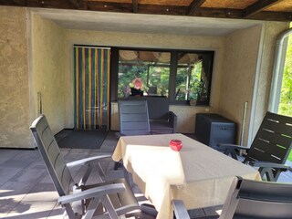 Terrasse mit Blick auf den Wohnbereich