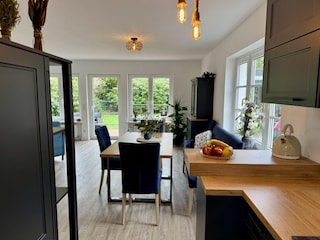 Wohnbereich inkl. offener Küche und Zugang zur Terrasse