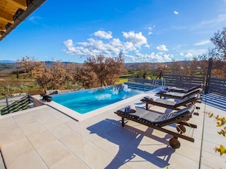 Der Infinity Pool 32misst m2