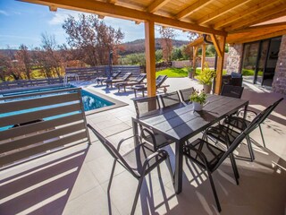 Übderdachte Terrasse direkt am Pool