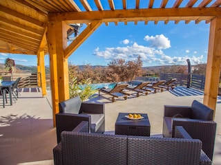 Lounge mit Blick auf den Infinity Pool