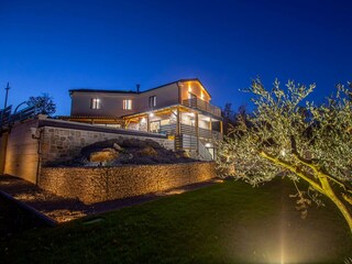 Das Haus ist komplett umzäunt