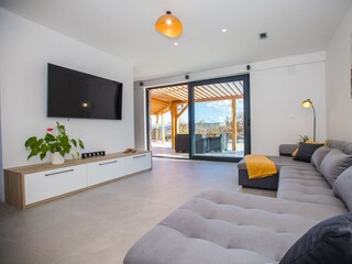 Wohnzimmer mit Ausgang auf die Terrasse