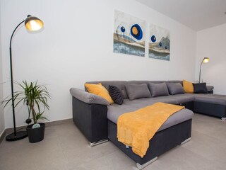Wohnzimmer mit Ausgang auf die Terrasse
