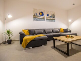 Wohnzimmer mit Ausgang auf die Terrasse