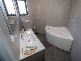 Badezimmer Nr. 2 mit Badewanne