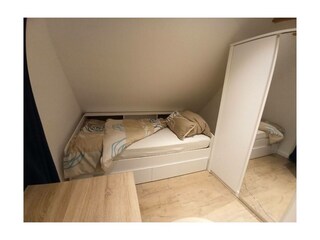 Einzelbett mit Kleiderschrank und Working Space