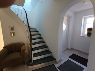 Treppe zur Ferienwohnung "bi Hugo"