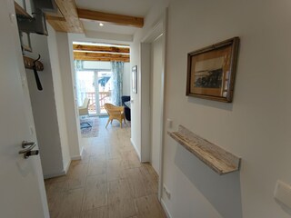 Flur Richtung Wohnräume und Balkon