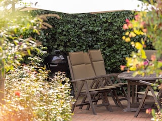 Windgeschützte Terrasse mit Weber-Grill