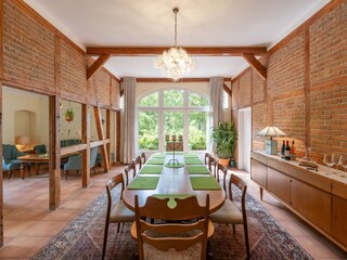 Elegantes Esszimmer mit direktem Zugang zum Wohnzimmer
