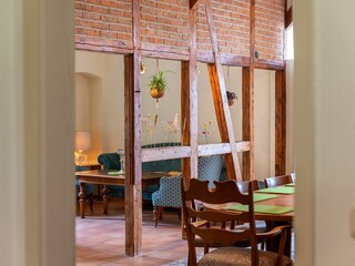 Grünes Wohnzimmer mit Schachbrett