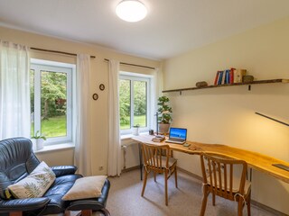 Ruhiges Homeoffice mit Lesesessel