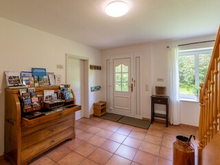 Großer Eingang mit Info-Sekretär