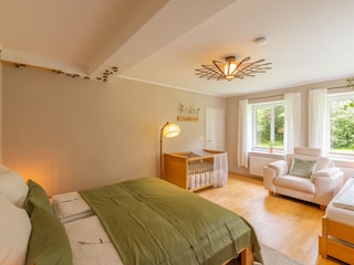 Großes Schlafzimmer #1 mit 3 Betten + Babybett