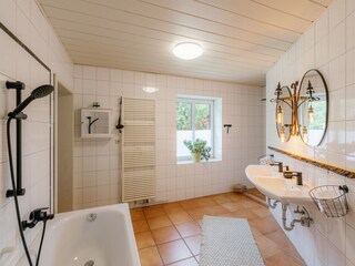 Großes Badezimmer mit Gartenblick
