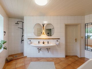 Großes Badezimmer im Erdgeschoss